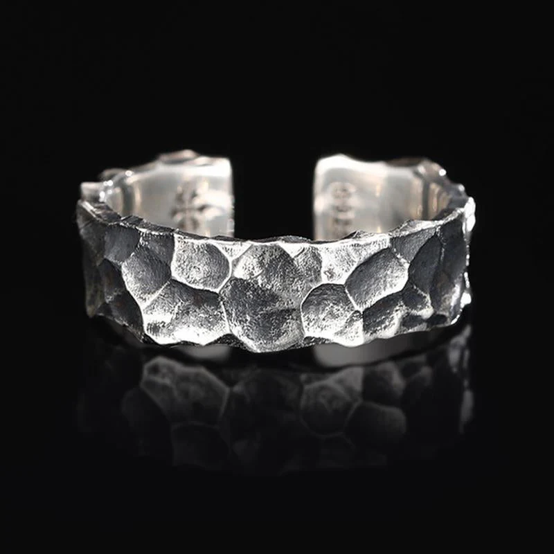 Men's Vine Hammer Pattern Distressed S Ring - Image 3